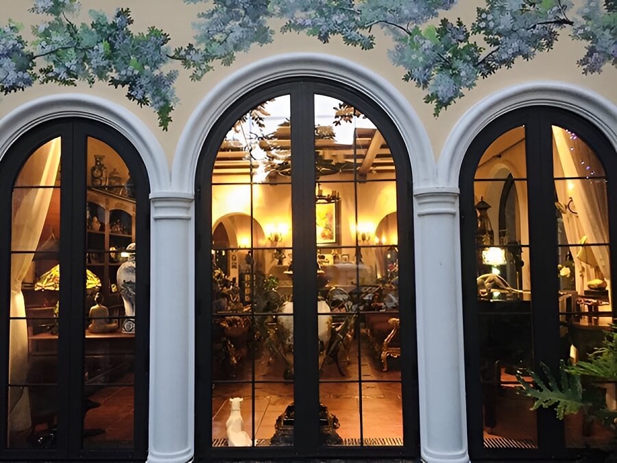 Cửa nhôm kính uốn vòm có phần khung trên được uốn thành hình vòm